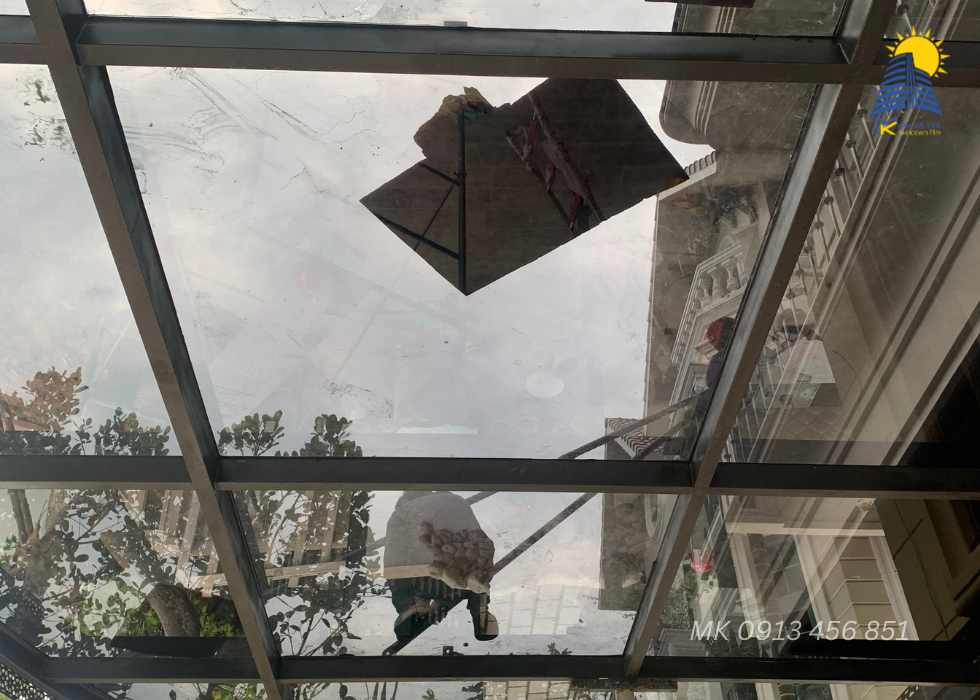 Dịch vụ dán phim cách nhiệt giếng trời 20 dich vu dan phim cach nhiet gieng troi 1852 3