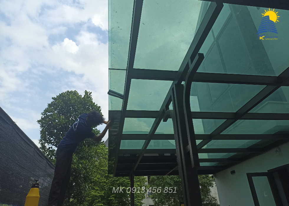 Dịch vụ dán phim cách nhiệt giếng trời 24 dich vu dan phim cach nhiet gieng troi 1852 7