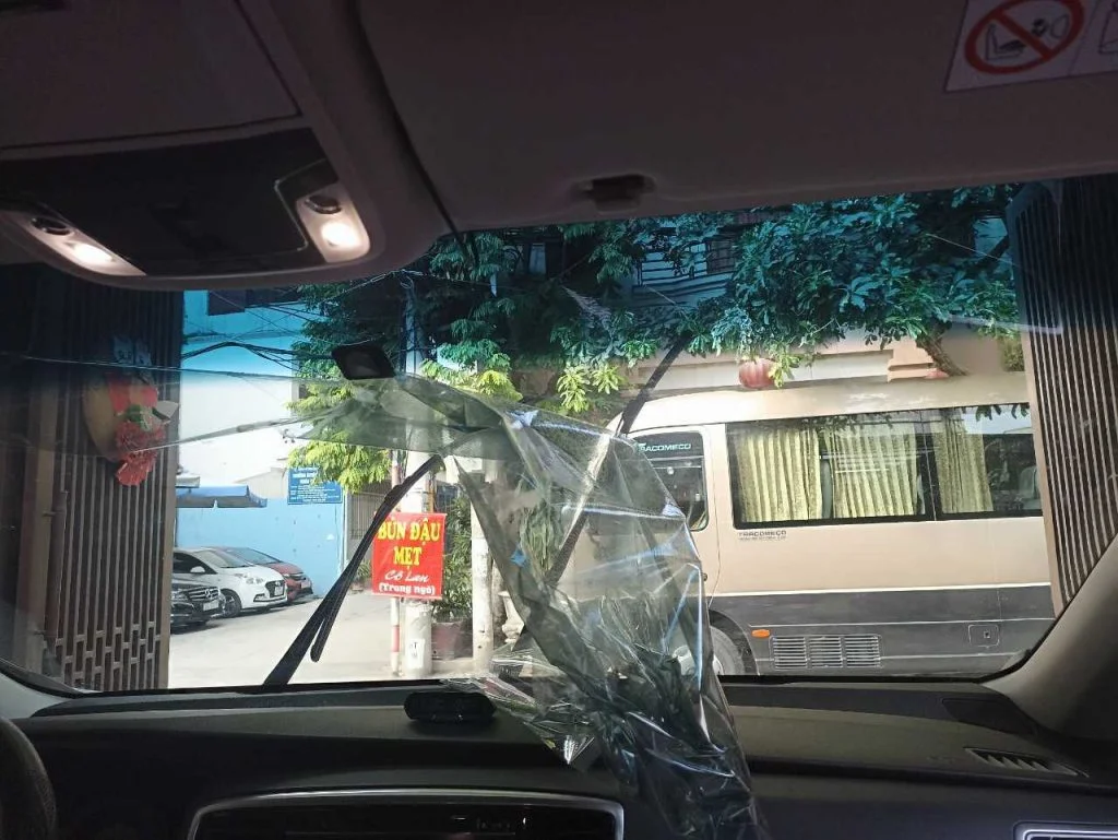 thi cong dan phim cach nhiet oto mazda 1953 1