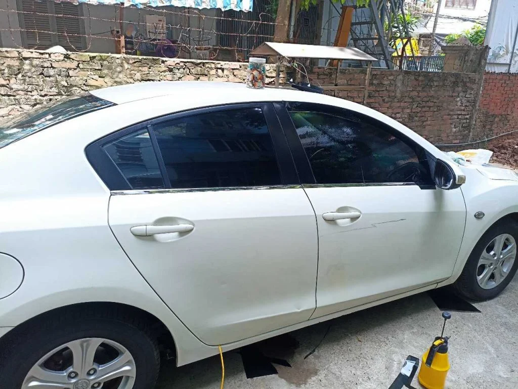 thi cong dan phim cach nhiet oto mazda 1953 2