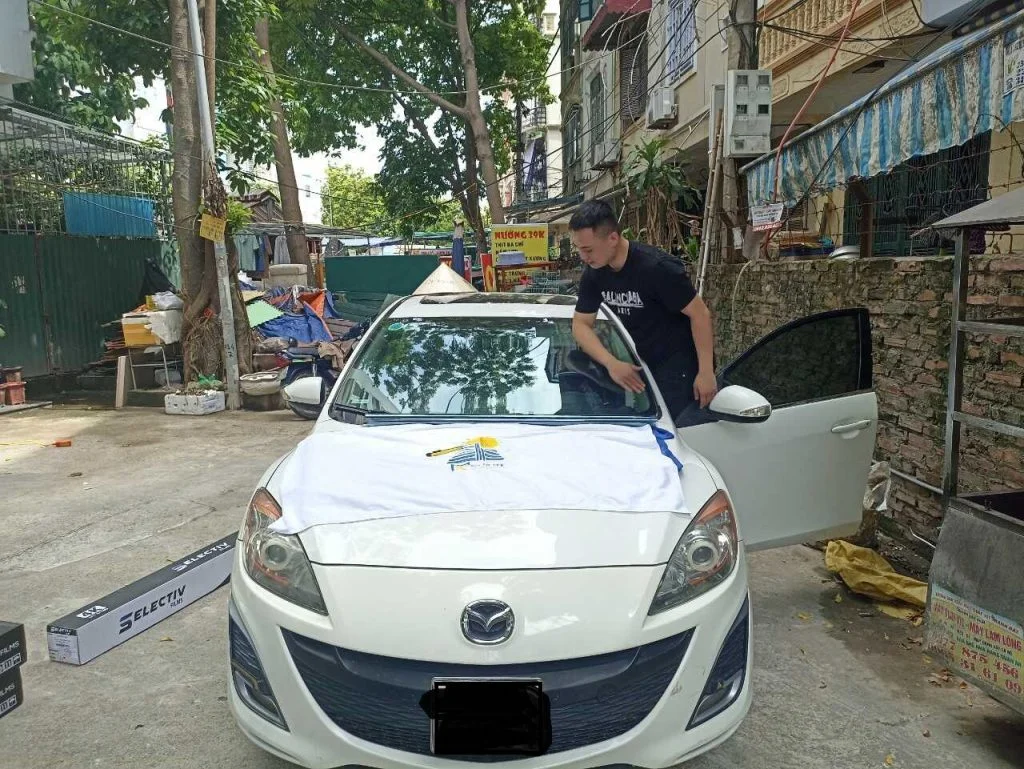 thi cong dan phim cach nhiet oto mazda 1953