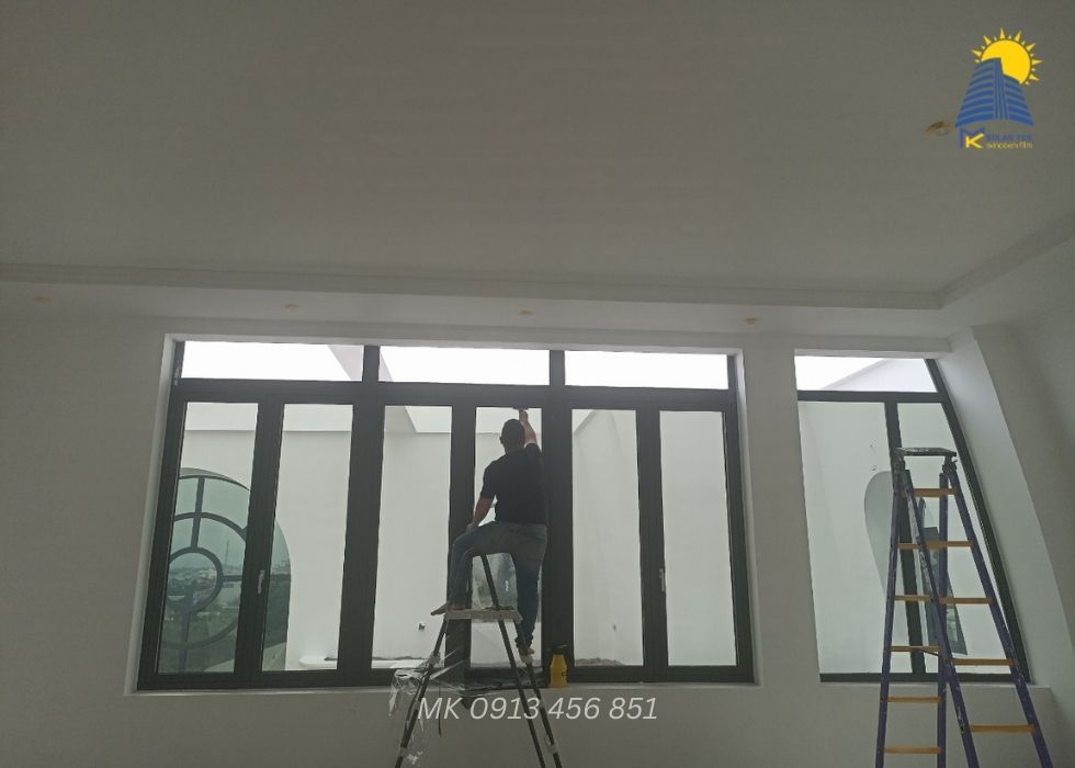 Phim Cách Nhiệt 1 Chiều: Giải Pháp Hoàn Hảo Cho Sự Riêng Tư Và Chống Nhiệt 4 thi cong phim cach nhiet chung cu nha o 1870 32