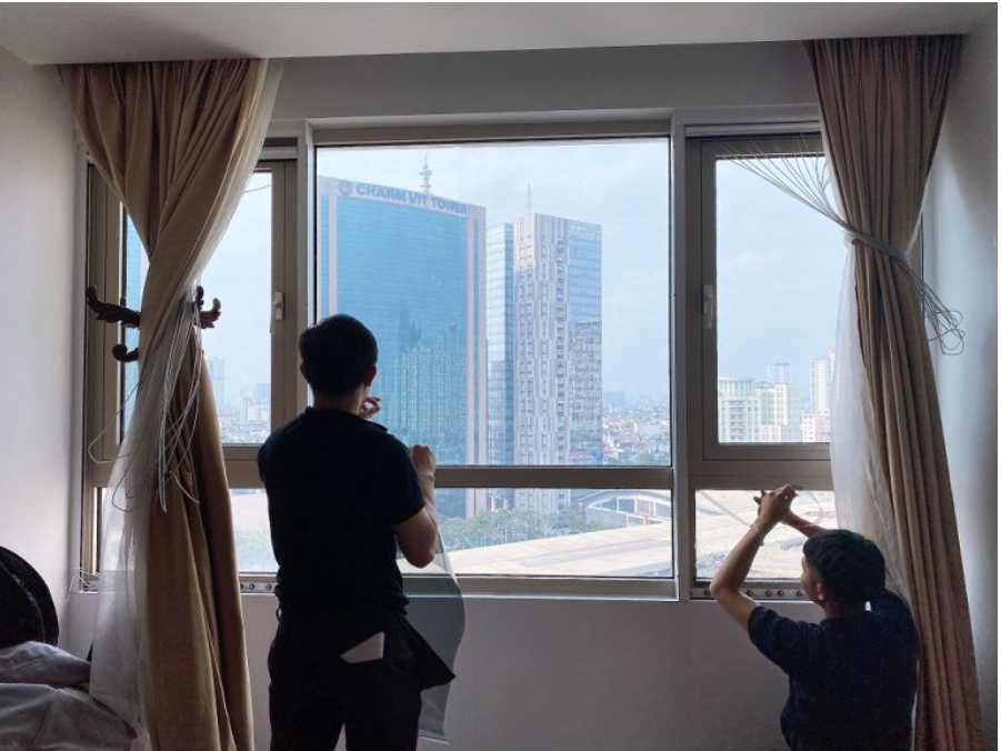 Dán Phim Cách Nhiệt Nhà Kính Chương Mỹ - Đơn Vị Minh Khang Solartek Chất Lượng 7 Trước khi thi công, đội ngũ kỹ thuật phải thu dọn tất cả các đồ dùng vật dụng tại khu vực thi công